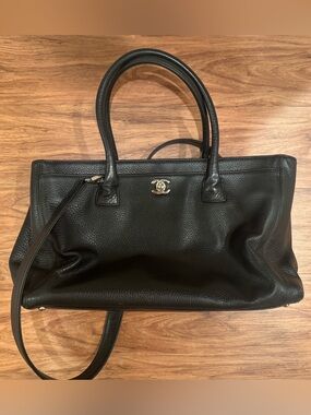 CHANEL Black Caviar Leather Shoulder Bag with Silver CC Turnlock